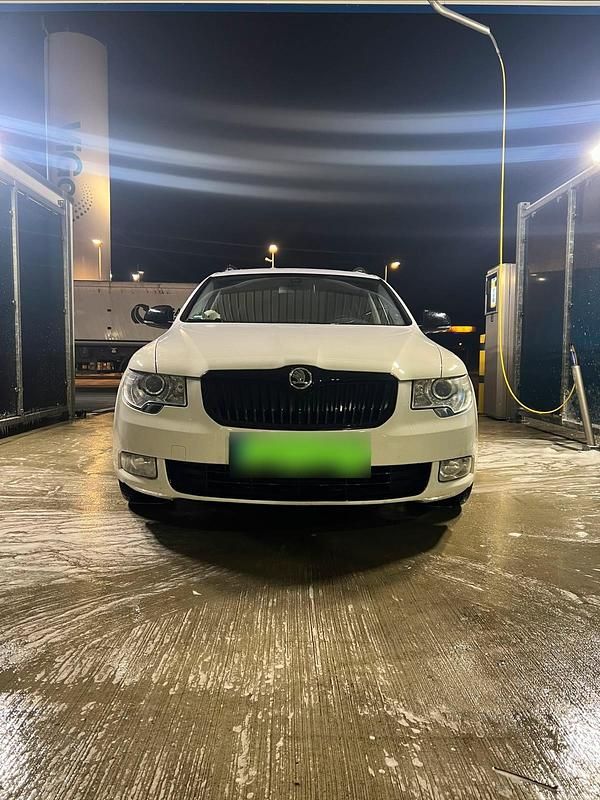 Gebraucht Skoda Superb 260 PS (191 kW) 2010 Weiß Kombi