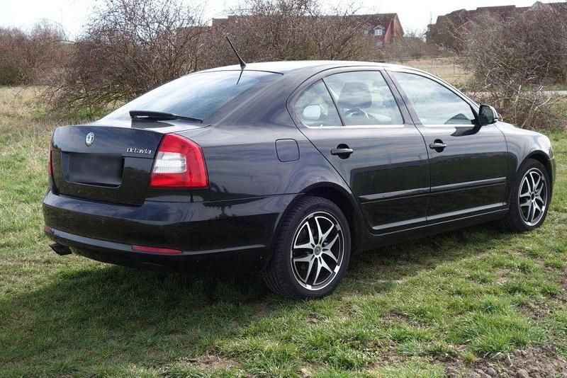 Gebraucht Skoda Octavia Ambiente 105 PS (77 kW) 2011 Schwarz Limousine