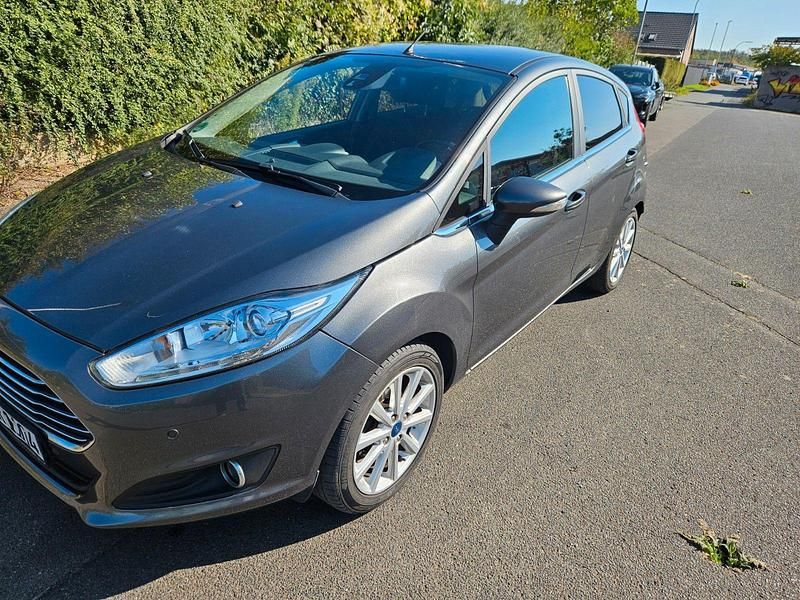 Grau Gebraucht 2017 Ford Fiesta Titanium Kleinwagen | 7.890 € (Guter Preis) - Bild 1/4