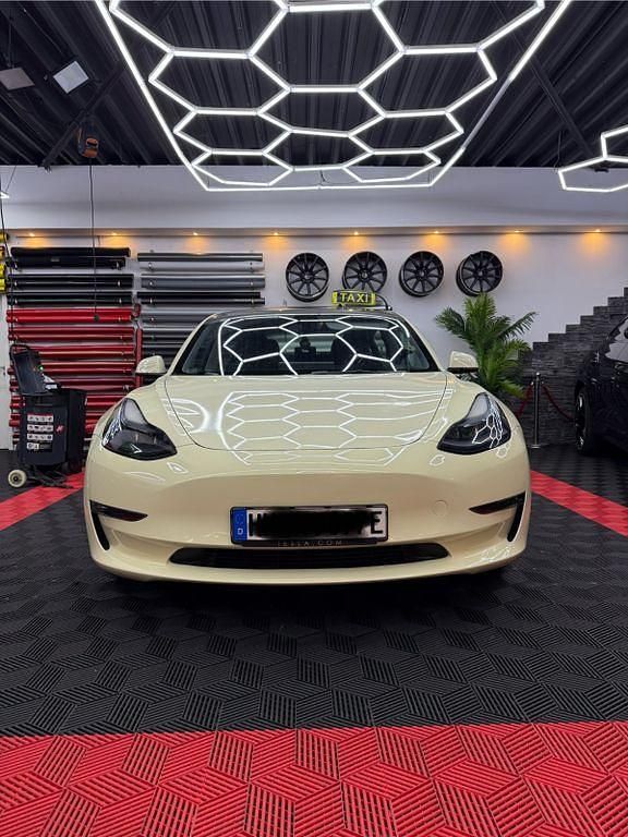 Weiß Gebraucht 2022 Tesla Model 3 Long Range Limousine | 22.700 € (Teuer) - Bild 1/4