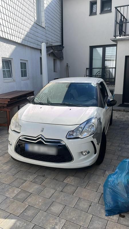 Weiß Gebraucht 2010 Citroën DS3 Kleinwagen | 1.500 € - Bild 1/4