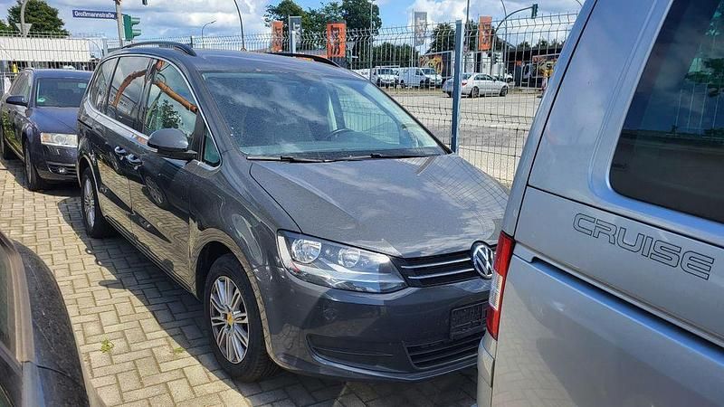 Grau Gebraucht 2017 VW Sharan Comfortline Van / Kleinbus | 10.900 € (Superpreis) - Bild 1/4