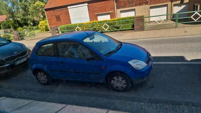 Blau Gebraucht 2003 Ford Fiesta Kleinwagen | 900 € (Guter Preis) - Bild 1/4