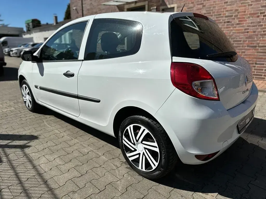 Gebraucht Renault Clio III 75 PS (55 kW) 2012 Weiß Kleinwagen
