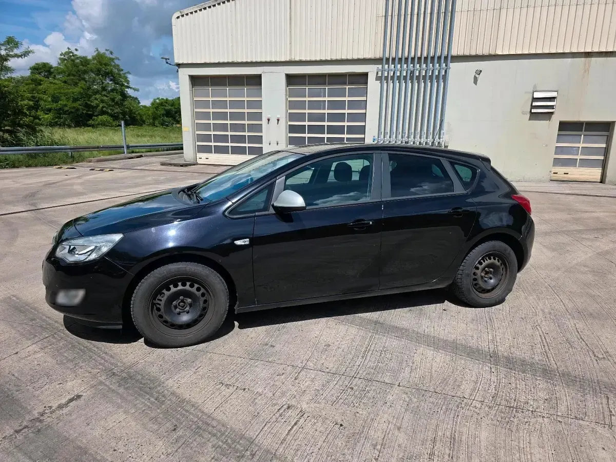 Gebraucht Opel Astra 101 PS (74 kW) 2011 Schwarz Limousine