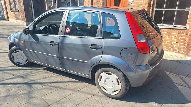 Gebraucht Ford Fiesta 80 PS (58 kW) 2005 Blau Kleinwagen