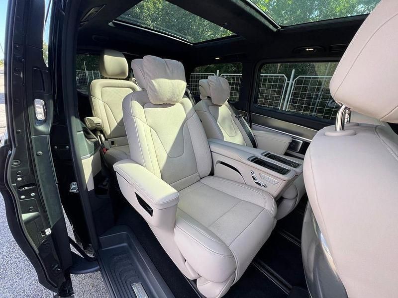 Schwarz Gebraucht 2025 Mercedes V300 Exclusive Van / Kleinbus | 104.720 € (Guter Preis) - Bild 1/4