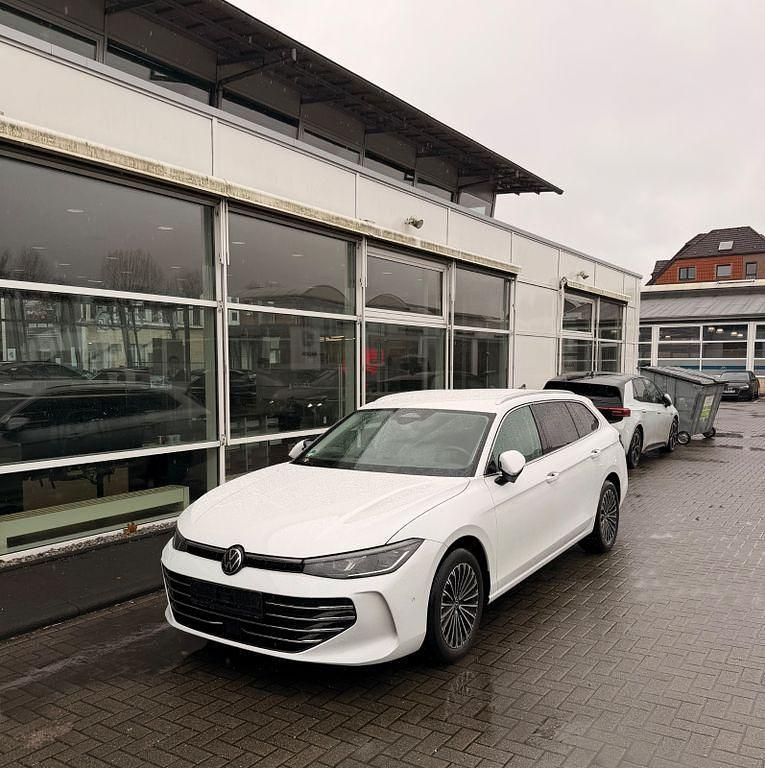 Gebraucht VW Passat Elegance 150 PS (110 kW) 2024 Weiß Kombi