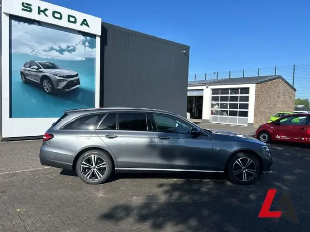 Gebraucht Mercedes E220 194 PS (142 kW) 2021 Metalliclack (grau Kombi