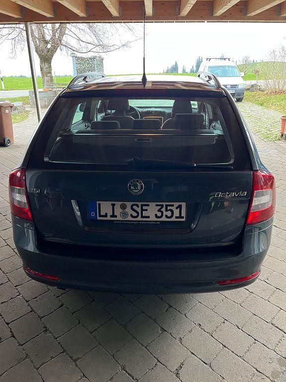 Gebraucht Skoda Octavia Elegance 122 PS (89 kW) 2010 Grau Kombi