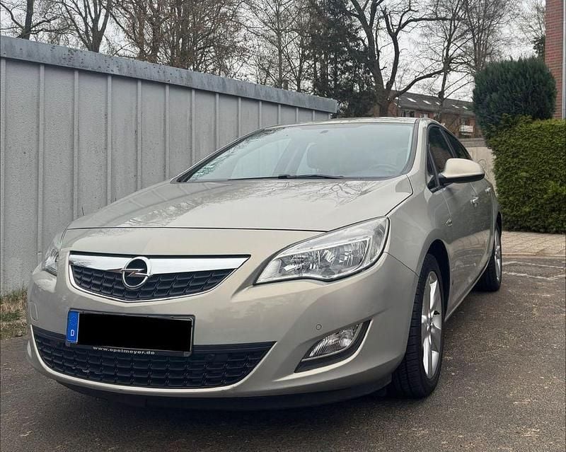 Gebraucht Opel Astra Edition 116 PS (85 kW) 2010 Grau Limousine