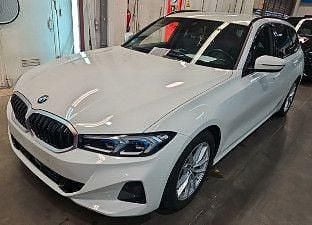 Weiß Gebraucht 2023 BMW 318 Shadowline Kombi | 30.899 € (Fairer Preis) - Bild 1/4