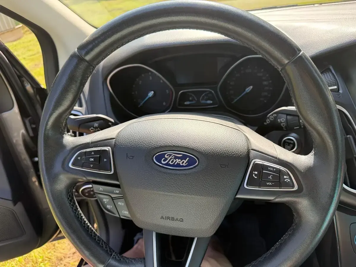 Gebraucht Ford Focus Titanium 120 PS (88 kW) 2016 Grau Kombi