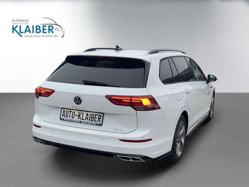 Gebraucht VW Golf VIII R-line 150 PS (110 kW) 2023 Pure white (metallic) Kombi
