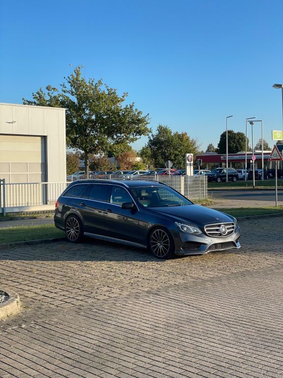 Grau Gebraucht 2017 Mercedes E220 AMG line Limousine | 24.890 € (Guter Preis) - Bild 1/4