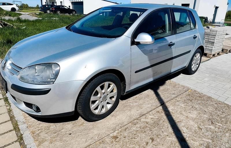Second-hand VW Golf IV 105 CP (77 kW) 2004 Argintiu Berlinǎ