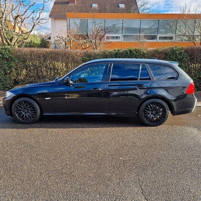Gebraucht BMW 318 143 PS (105 kW) 2011 Schwarz Kombi