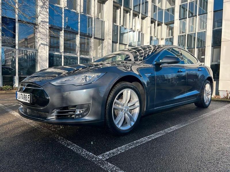 Grau Gebraucht 2015 Tesla Model S Kleinwagen | 21.700 € (Fairer Preis) - Bild 1/4