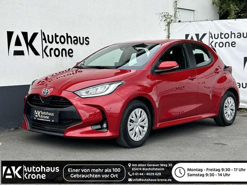 Rot Gebraucht 2023 Toyota Yaris Hybrid Kleinwagen | 17.990 € (Superpreis) - Bild 1/4