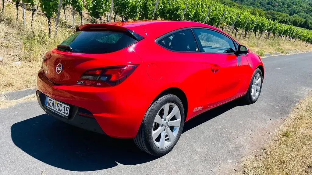 Gebraucht Opel Astra GTC 140 PS (102 kW) 2012 Rot Limousine
