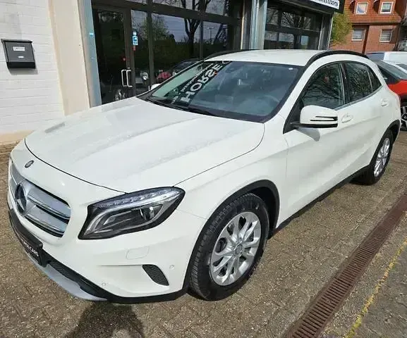 Gebraucht Mercedes GLA180 147 PS (108 kW) 2017 Weiß SUV