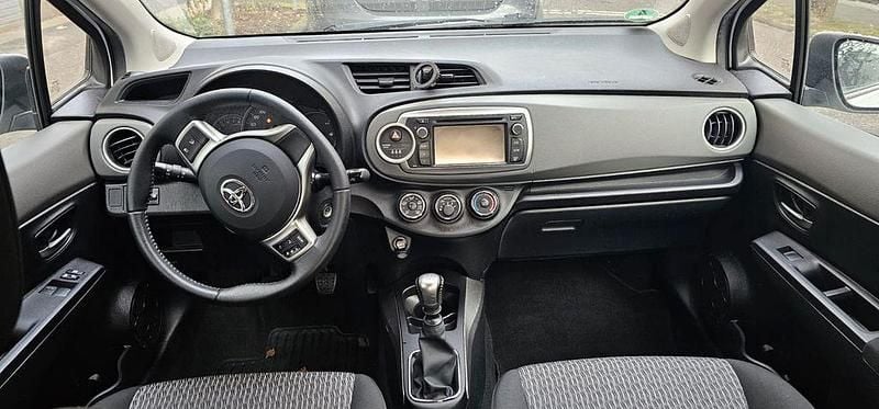 Gebraucht Toyota Yaris 99 PS (72 kW) 2013 Weiß Kleinwagen