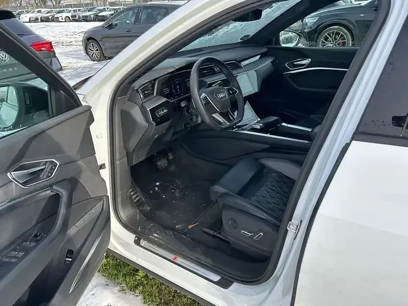 Gebraucht Audi e-tron Ambiente 369 kW (503 PS) 2022 Gletscherweiß metallic SUV