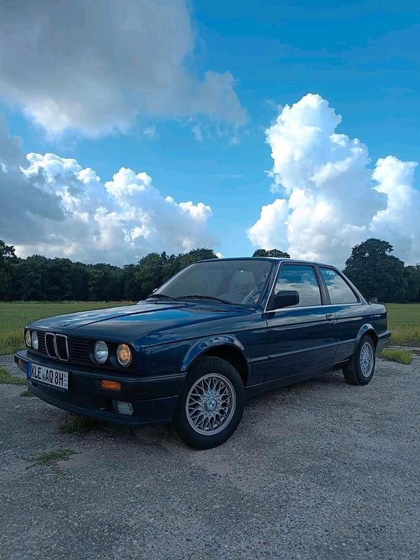 Blau Gebraucht 1990 BMW 316 Coupé | 8.700 € - Bild 1/4