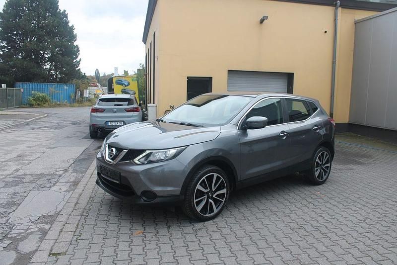 Grau Gebraucht 2015 Nissan Qashqai Visia SUV | 13.999 € (Teuer) - Bild 1/4
