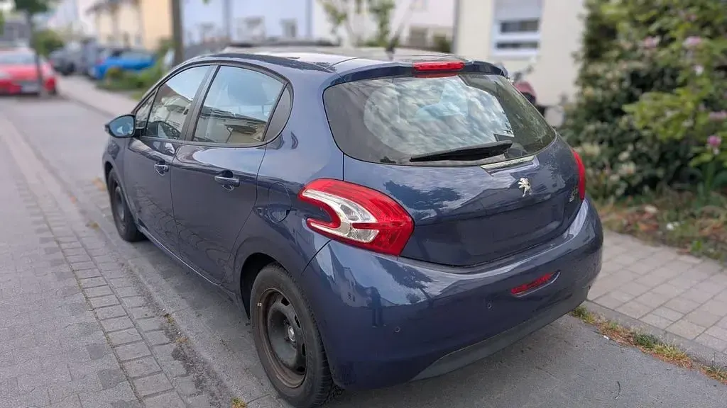 Gebraucht Peugeot 208 Active 92 PS (67 kW) 2014 Blau Kleinwagen