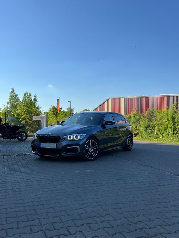 Grau Gebraucht 2018 BMW M140 M Sport Limousine | 33.500 € (Fairer Preis) - Bild 1/4