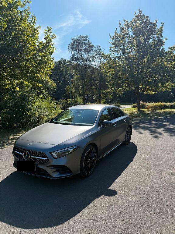 Grau Gebraucht 2022 Mercedes A250 Advanced Limousine | 33.400 € (Teuer) - Bild 1/4