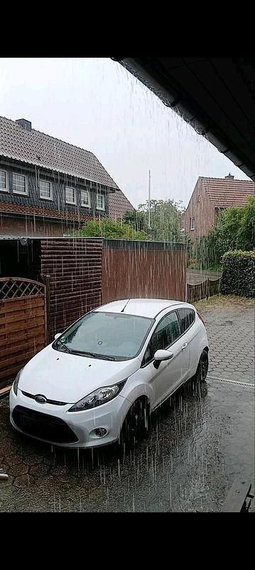 Gebraucht Ford Fiesta Trend 60 PS (44 kW) 2012 Weiß Kleinwagen