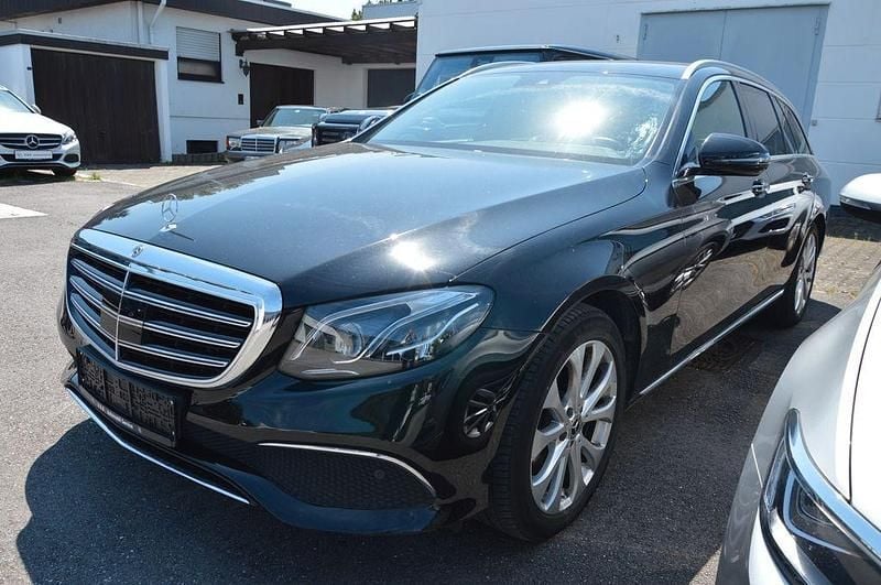 Schwarz Gebraucht 2018 Mercedes E200 Avantgarde Limousine | 24.990 € (Superpreis) - Bild 1/4