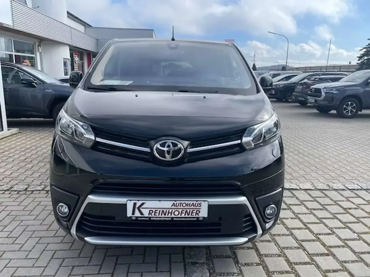 Gebraucht Toyota Proace Verso Team 177 PS (130 kW) 2022 Graphitschwarz met. Kombi