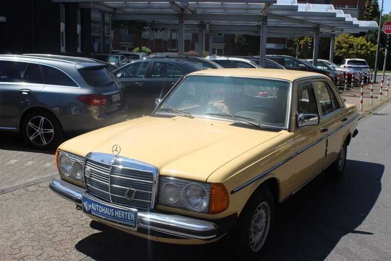 Gebraucht Mercedes 200 60 PS (44 kW) 1983 Gelb Limousine
