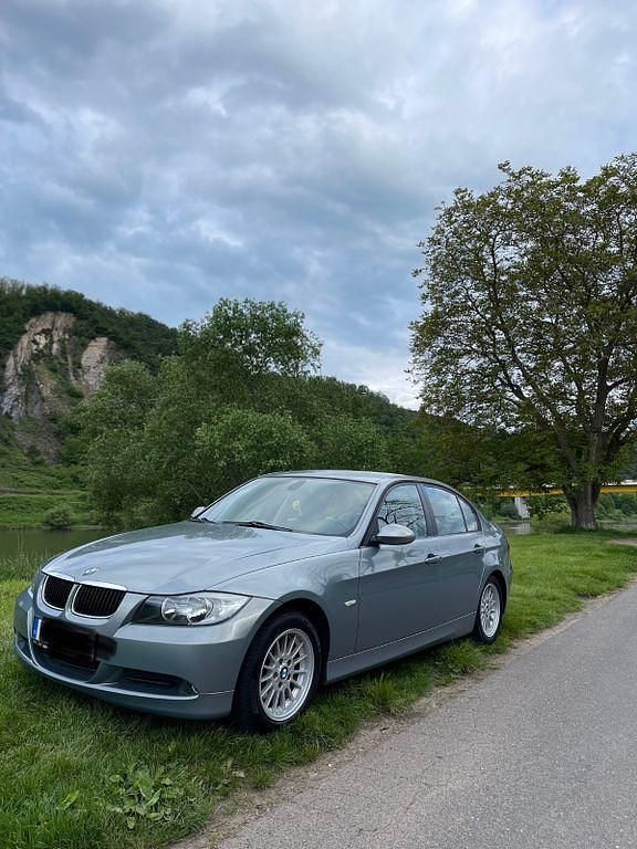 Grau Gebraucht 2006 BMW 318 Limousine | 2.900 € (Fairer Preis) - Bild 1/4