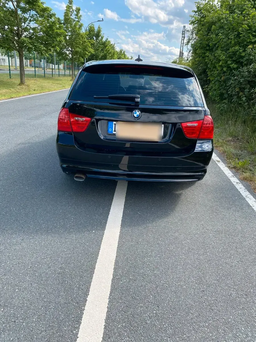 Gebraucht BMW 318 143 PS (105 kW) 2011 Schwarz Kombi