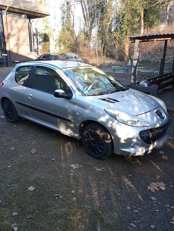 Gebraucht Peugeot 206+ 60 PS (44 kW) 2010 Silber Kleinwagen