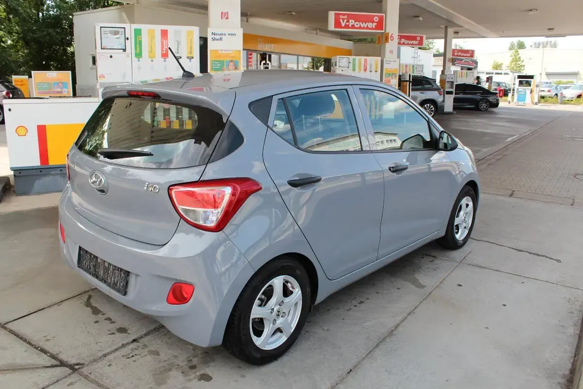 Gebraucht Hyundai i10 67 PS (49 kW) 2014 Grau Kleinwagen