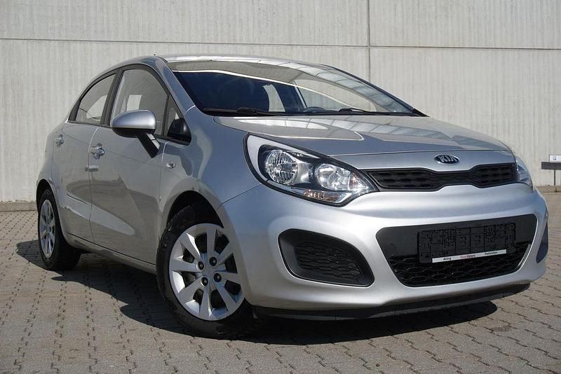 Gebraucht Kia Rio 86 PS (63 kW) 2014 (3d) bright silver Limousine