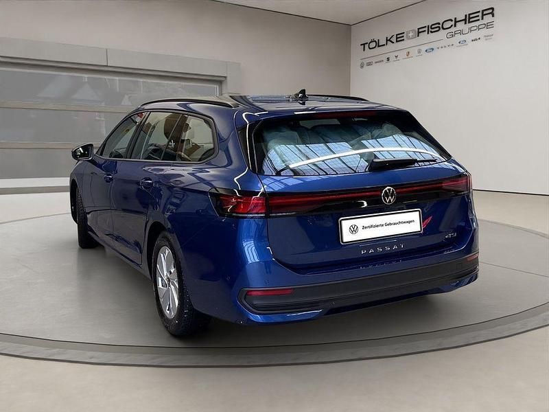 Gebraucht VW Passat Basis 150 PS (110 kW) 2025 Blau Kombi