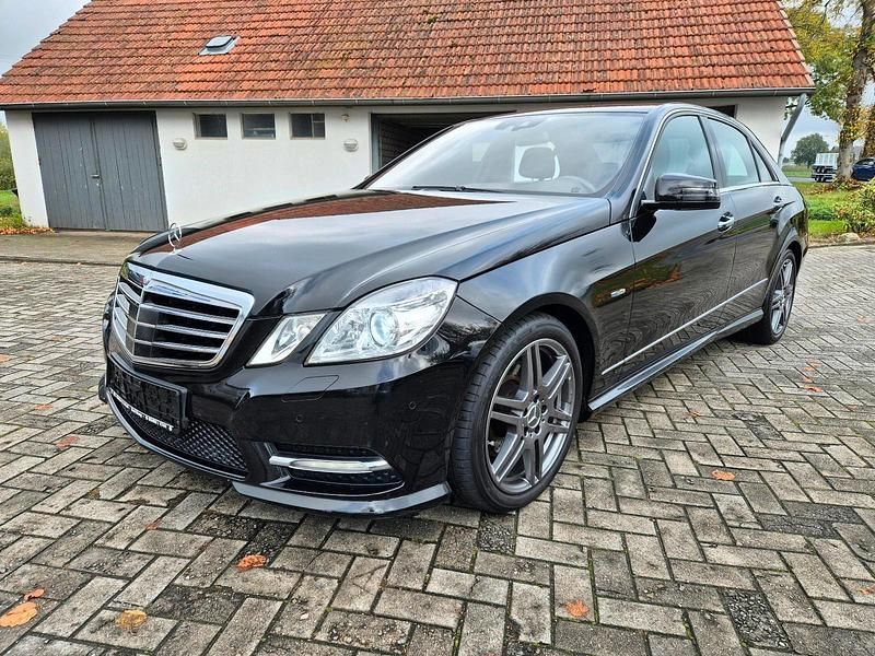 Schwarz Gebraucht 2011 Mercedes E350 AMG line Limousine | 11.900 € (Fairer Preis) - Bild 1/4