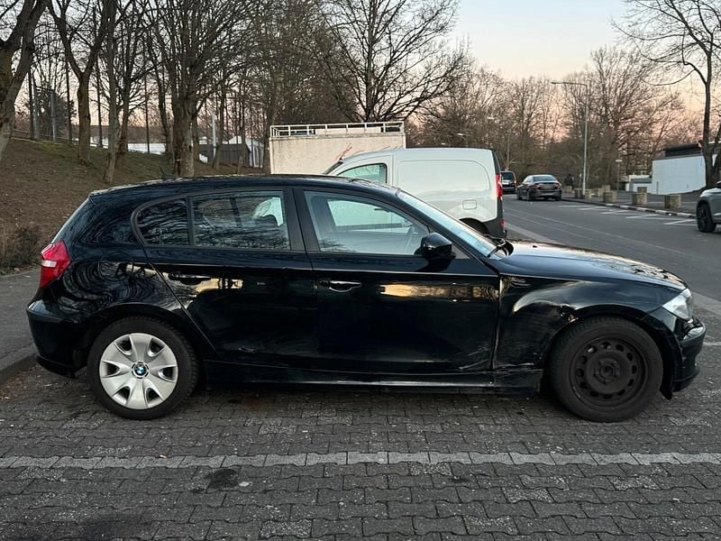 Gebraucht BMW 116 122 PS (89 kW) 2010 Schwarz Kleinwagen