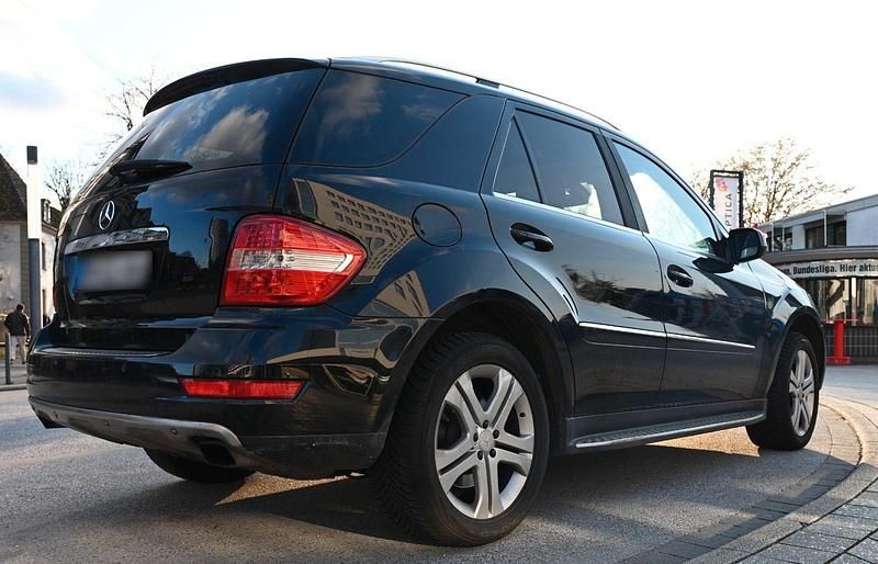Gebraucht Mercedes ML320 224 PS (164 kW) 2009 Schwarz SUV
