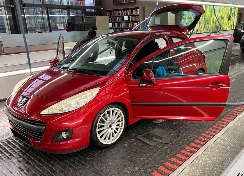 Gebraucht Peugeot 207 Tendance 95 PS (69 kW) 2010 Rot Limousine