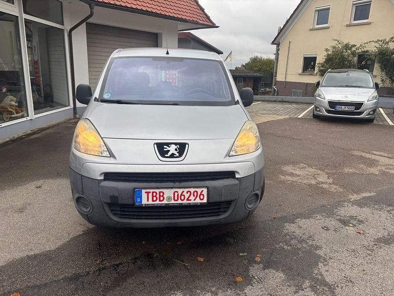 Grau Gebraucht 2009 Peugeot Partner Tepee Tendance Van / Kleinbus | 2.300 € (Fairer Preis) - Bild 1/4