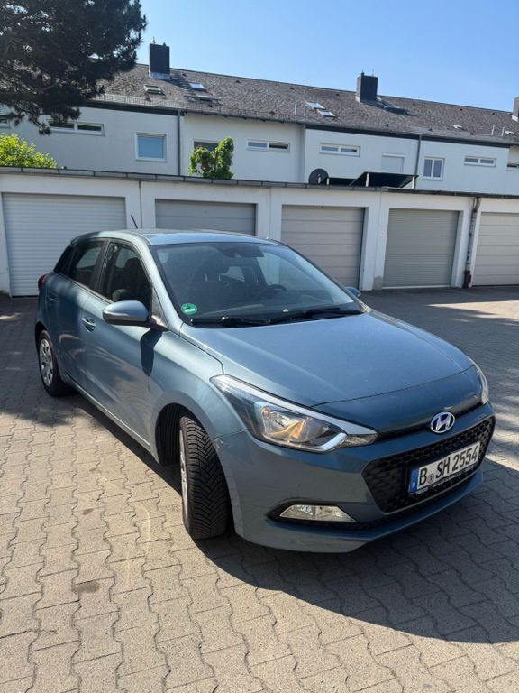 Aqua sparkling / met Gebraucht 2017 Hyundai i20 Trend Limousine | 10.999 € (Guter Preis) - Bild 1/4