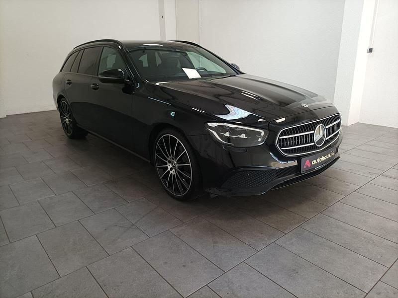 Schwarz Gebraucht 2022 Mercedes E220 Avantgarde Kombi | 43.970 € - Bild 1/4