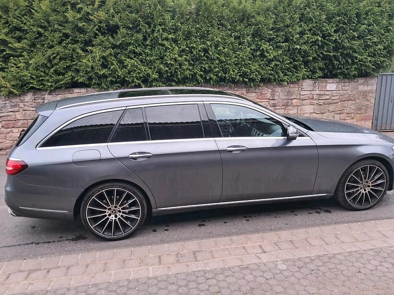 Gebraucht Mercedes E220 204 PS (150 kW) 2018 Grau Kombi